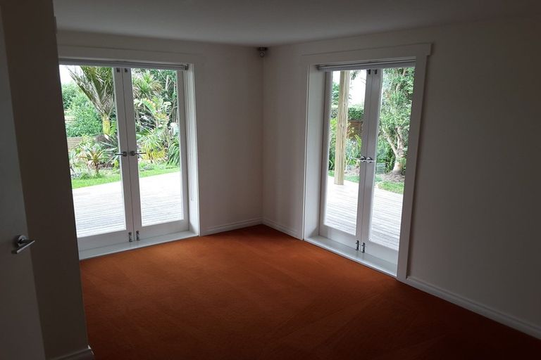 Photo of property in 2/128 Aberdeen Road, Campbells Bay, Auckland, 0620