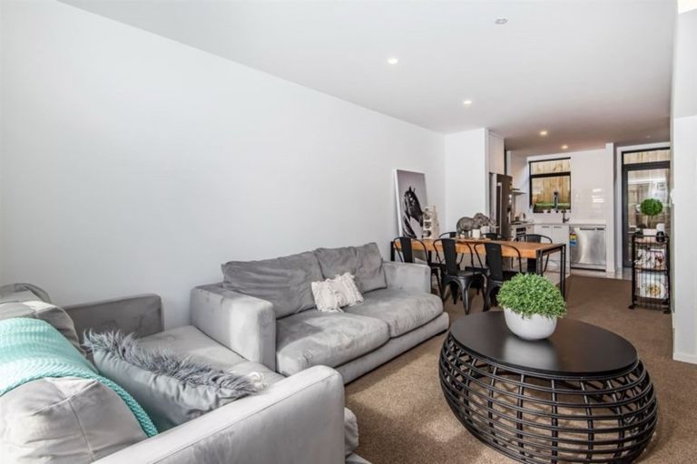 Photo of property in 3/15 Chivalry Road, Glenfield, Auckland, 0629