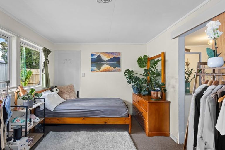 Photo of property in 43 Rewarewa Road, Te Atatu Peninsula, Auckland, 0610