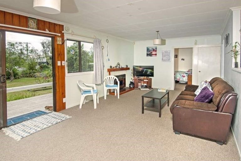 Photo of property in 21 Ranui Station Road, Ranui, Auckland, 0612