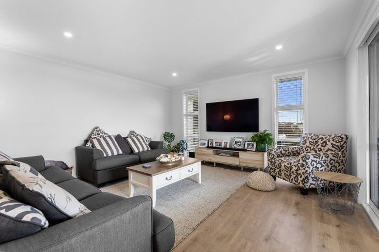 Photo of property in 32 Omahuru Road, Glenbrook, 2681