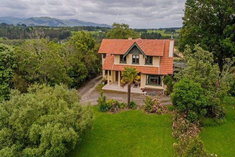 Photo of property in 2 Turitea Road, Fitzherbert, Palmerston North, 4472