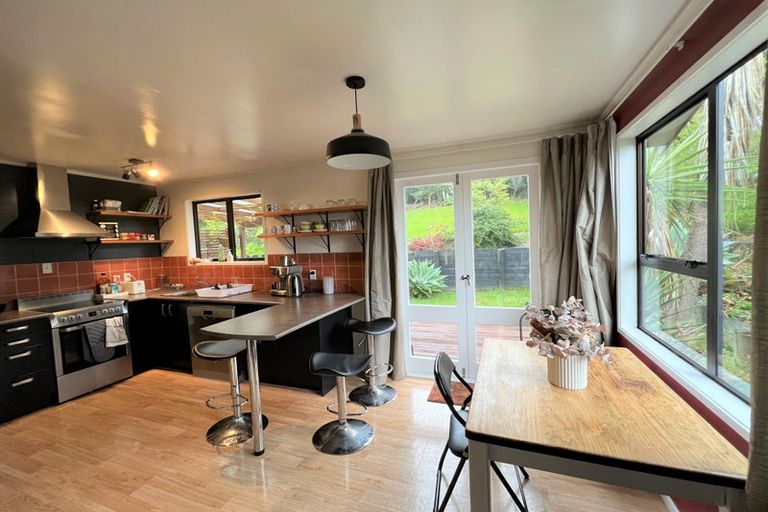 Photo of property in 16 Panzic Place, Glen Eden, Auckland, 0602