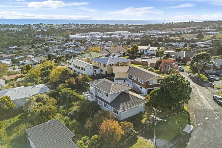 Photo of property in 49 Queens Road, Glen Avon, New Plymouth, 4312