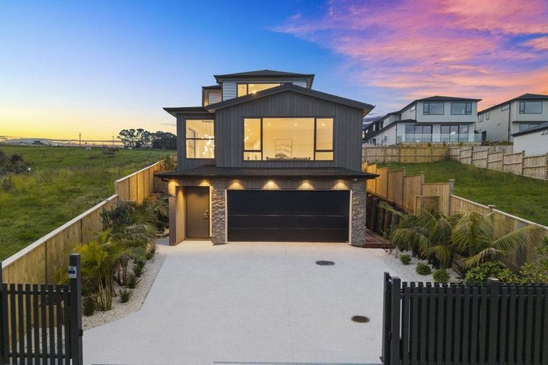 Photo of property in 12 Makumaku Place, Long Bay, Auckland, 0630