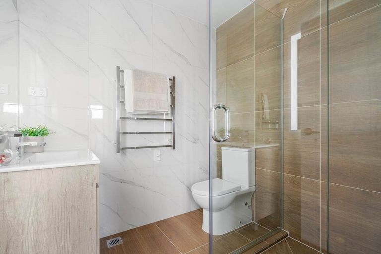 Photo of property in 4223b Great North Road, Glendene, Auckland, 0602