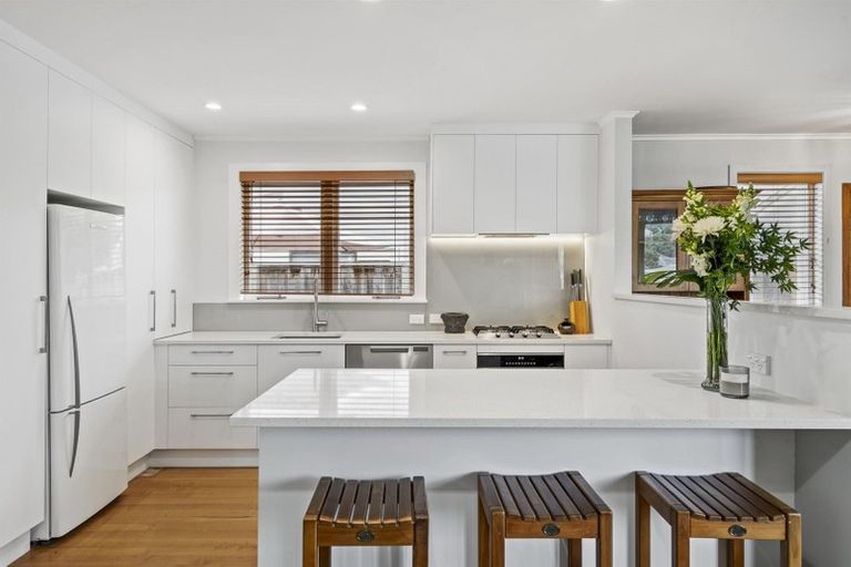 Photo of property in 2/29 Merriefield Avenue, Forrest Hill, Auckland, 0620