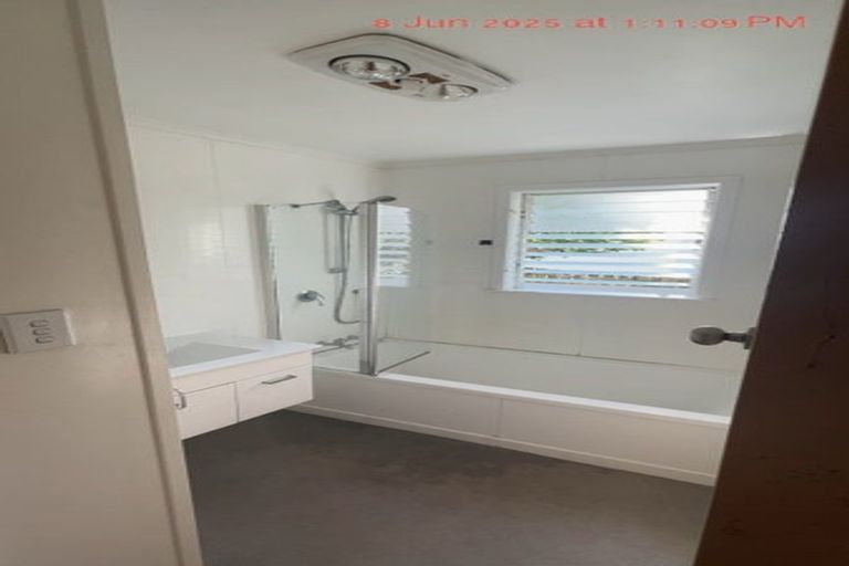 Photo of property in 1/128 Triangle Road, Massey, Auckland, 0614