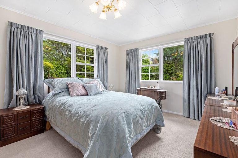 Photo of property in 28 Bartlett Grove, Tawa, Wellington, 5028