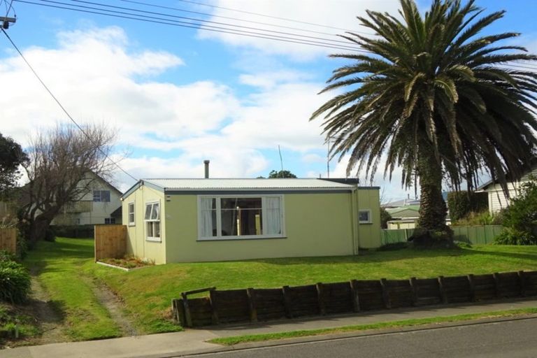 Photo of property in 35 Pratt Avenue, Foxton Beach, Foxton, 4815