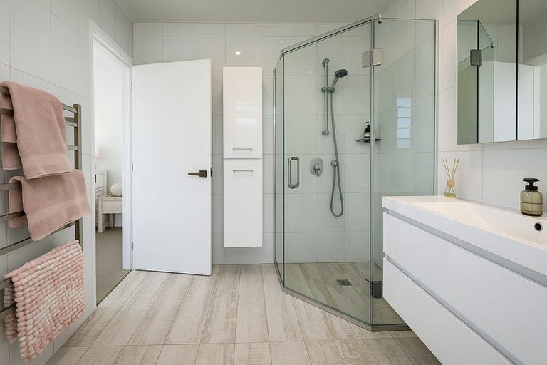 Photo of property in 16 Southworth Place, Grandview Heights, Hamilton, 3200