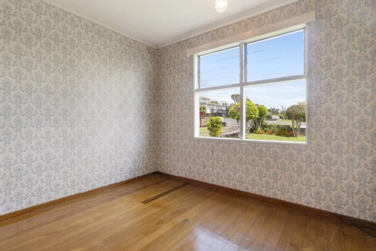 Photo of property in 77 Tirimoana Road, Te Atatu South, Auckland, 0602