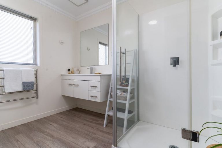 Photo of property in 2 Walnut Lane, Carterton, 5713