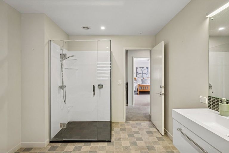 Photo of property in 12 Grove Lane, Kelvin Heights, Queenstown, 9300