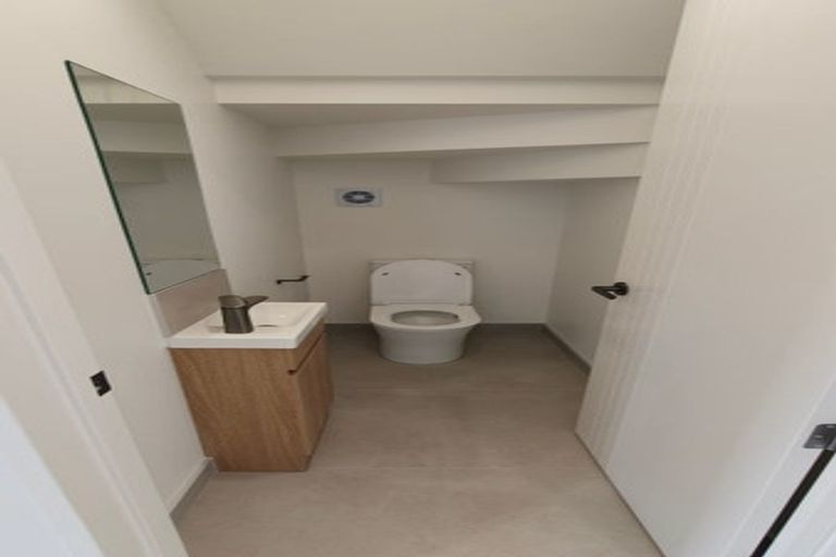 Photo of property in 118 Chivalry Road, Glenfield, Auckland, 0629