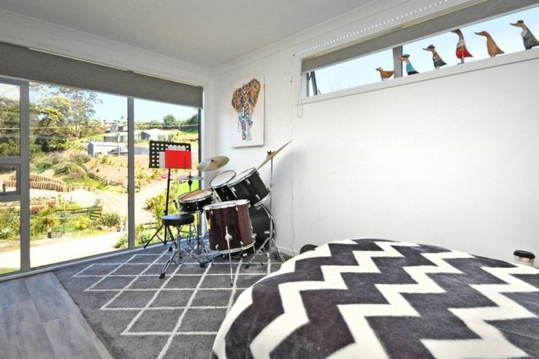 Photo of property in 5a Hobbs Road, Matakatia, Whangaparaoa, 0930