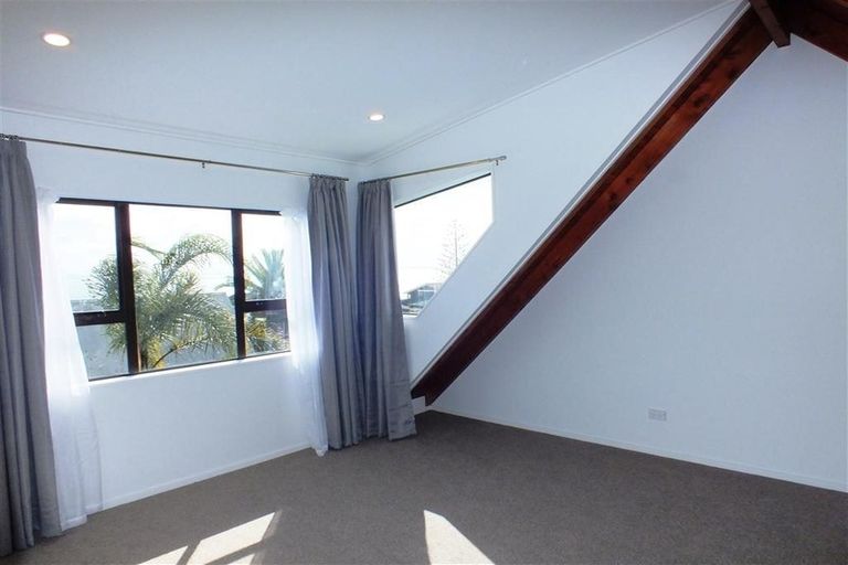 Photo of property in 2/43 Pacific Parade, Army Bay, Whangaparaoa, 0930