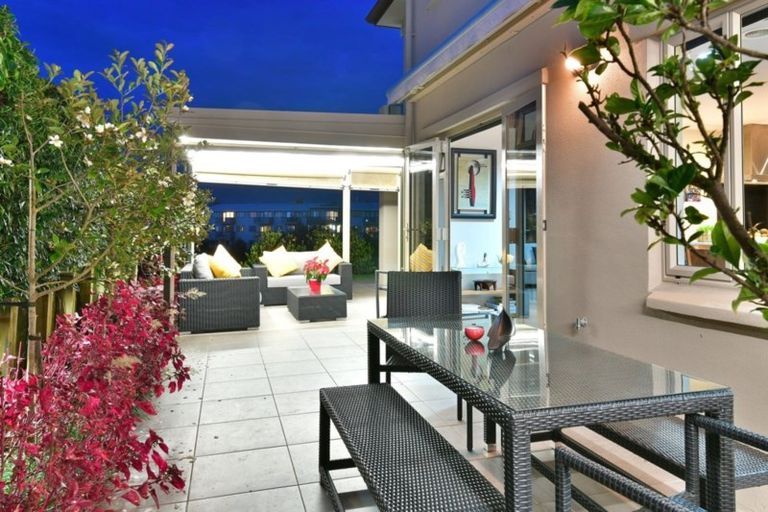 Photo of property in 2/126 Whangaparaoa Road, Red Beach, 0932