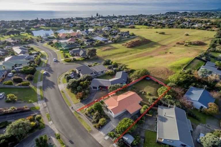 Photo of property in 5 Barrett Drive, Waikanae Beach, Waikanae, 5036