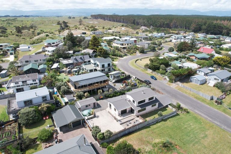 Photo of property in 4 Arataki Grove, Waitarere Beach, Levin, 5510