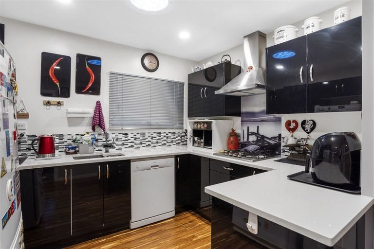 Photo of property in 47 Harmel Road, Glendene, Auckland, 0602