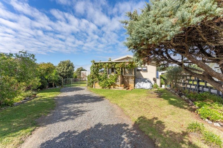 Photo of property in 15 Colenso Place, Otaki Beach, Otaki, 5512
