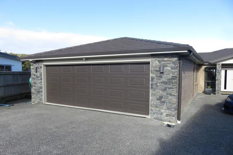 Photo of property in 32 Mervyn Kemp Drive, Tawa, Wellington, 5028