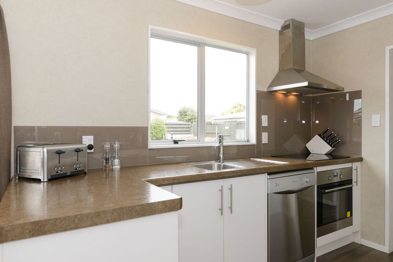 Photo of property in 6 Lyndale Place, Kelvin Grove, Palmerston North, 4414