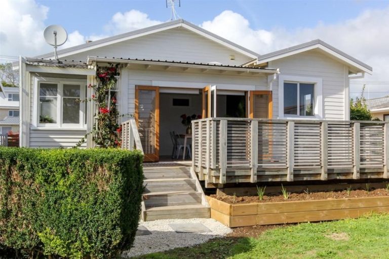 Photo of property in 22 Bulteel Street, New Plymouth, 4310
