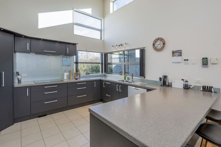 Photo of property in 77 Waikawa Beach Road, Manakau, Levin, 5573