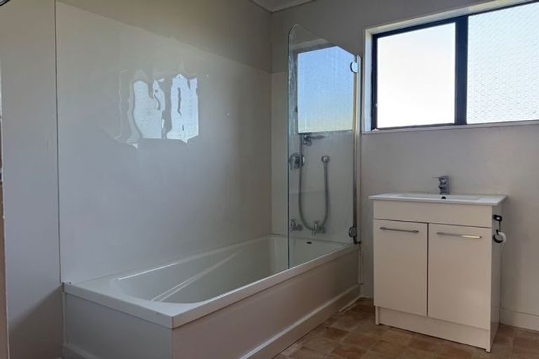 Photo of property in 26b Cheltenham Terrace, Newlands, Wellington, 6037