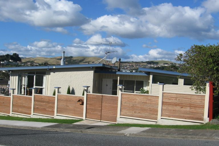 Photo of property in 33 Churton Drive, Churton Park, Wellington, 6037