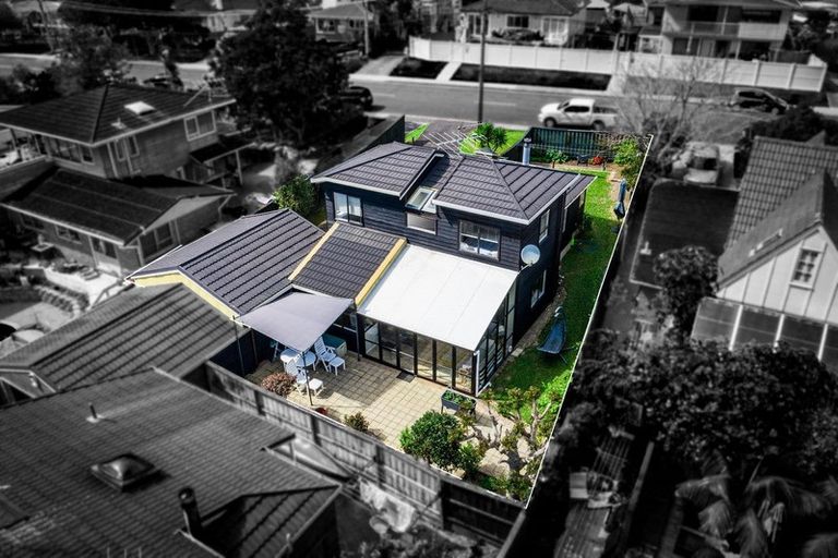 Photo of property in 2/25 Knights Road, Rothesay Bay, Auckland, 0630