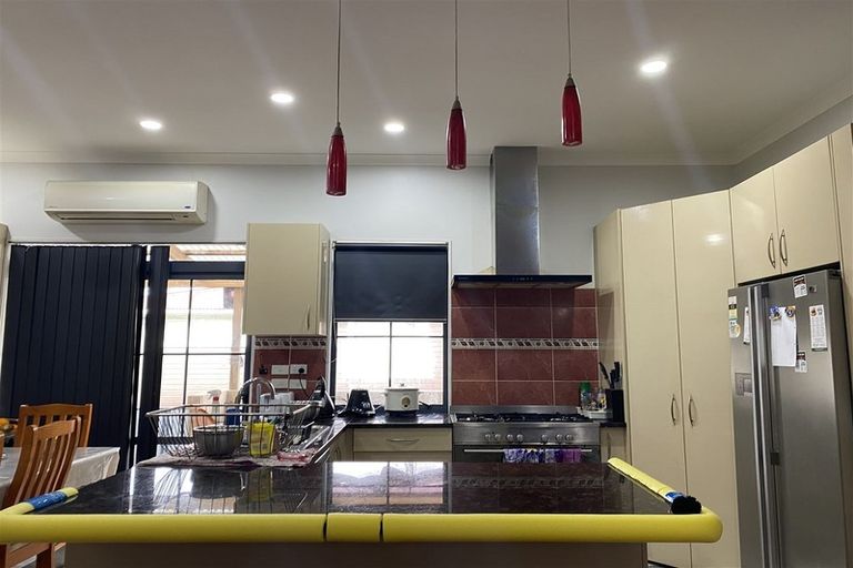 Photo of property in 15a Kiernan Place, Kelston, Auckland, 0602