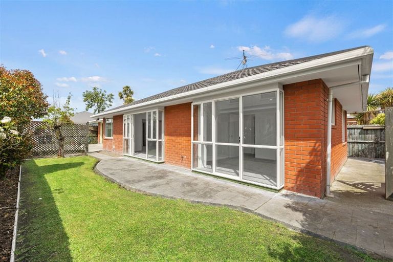 Photo of property in 2/51 Picton Avenue, Riccarton, Christchurch, 8011