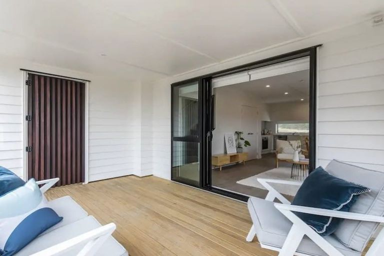 Photo of property in 2 Whakahui Lane, Mangere Bridge, Auckland, 2022