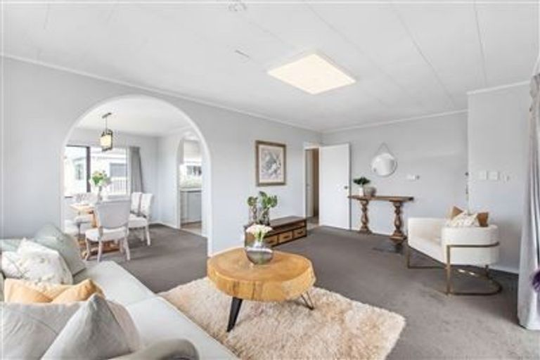 Photo of property in 1/48 Barbados Drive, Unsworth Heights, Auckland, 0632