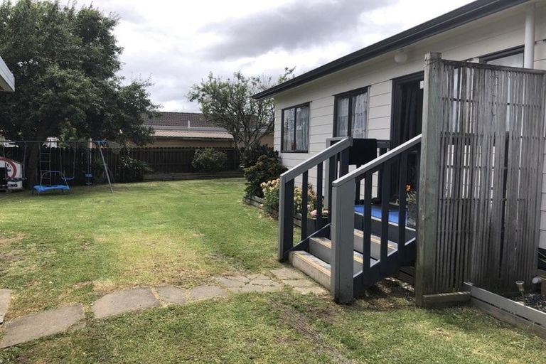 Photo of property in 13a Etherton Drive, Weymouth, Auckland, 2103