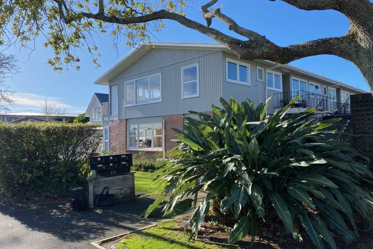 Photo of property in 4/221 Hurstmere Road, Takapuna, Auckland, 0622