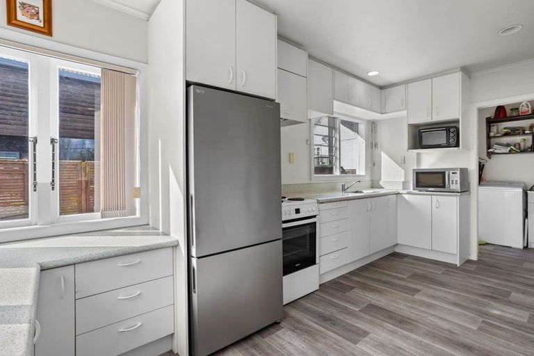 Photo of property in 18 Pax Avenue, Forrest Hill, Auckland, 0620