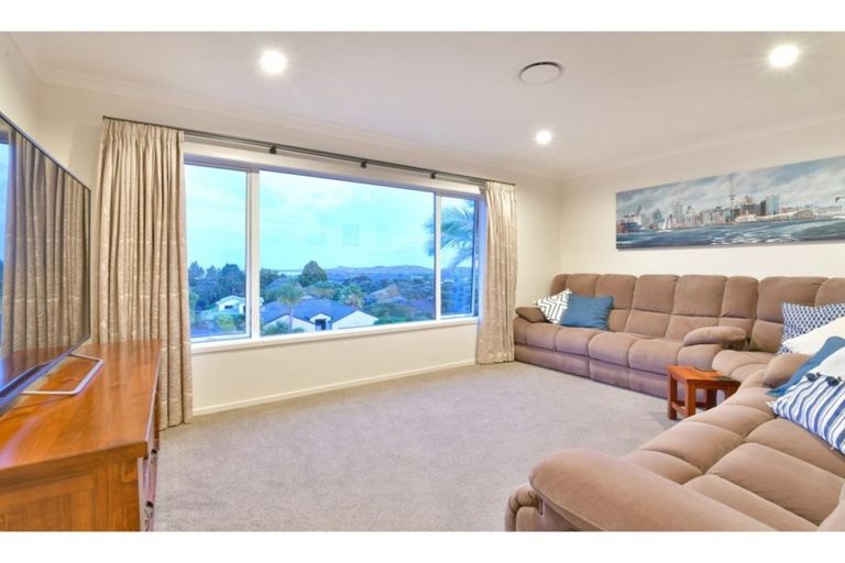 Photo of property in 33 Savoy Road, Orewa, 0931