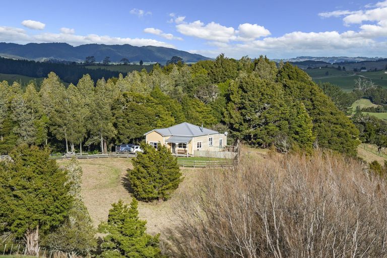 Photo of property in 429 Waikiekie Road North, Waiotira, 0193