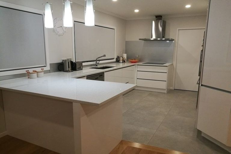 Photo of property in 2/598 Beach Road, Rothesay Bay, Auckland, 0630