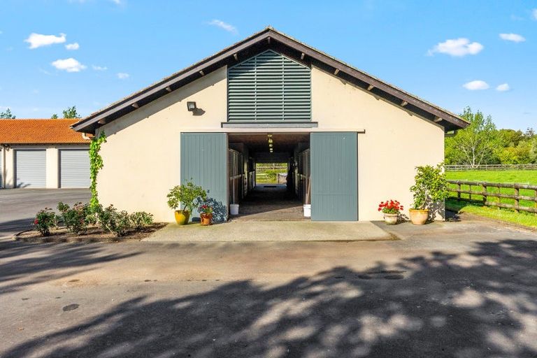 Photo of property in 744 Waitakere Road, Kumeu, 0891