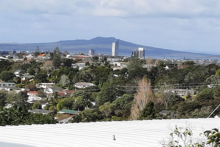 Photo of property in 321 Glenfield Road, Glenfield, Auckland, 0629