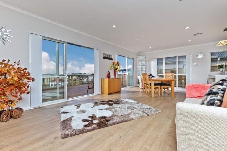 Photo of property in 14 Ascension Crescent, Orewa, 0931