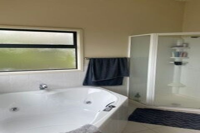 Photo of property in 8 Adelie Place, Murrays Bay, Auckland, 0630