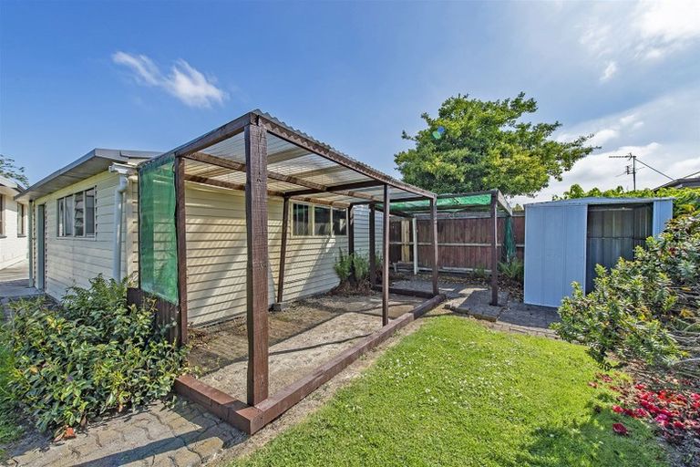 Photo of property in 33 Farquhars Road, Redwood, Christchurch, 8051