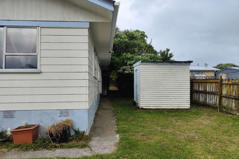 Photo of property in 15 Bundena Place, Clendon Park, Auckland, 2103