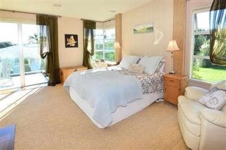 Photo of property in 42a Tindalls Bay Road, Tindalls Beach, Whangaparaoa, 0930